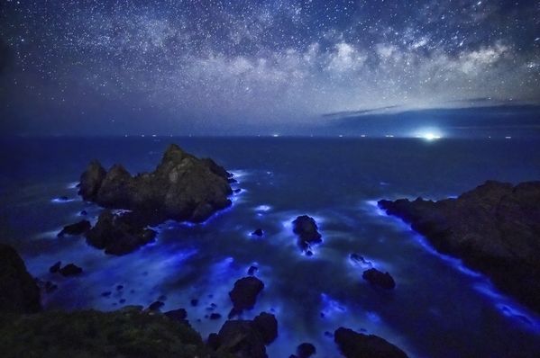 銀河下的藍色啤酒海（圖片來源：張秀凰）